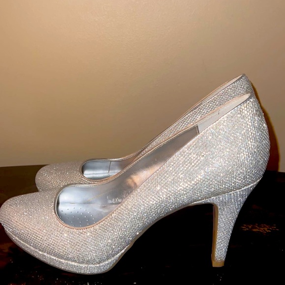 Silver sparkly pumps🥰 - Picture 4 of 6